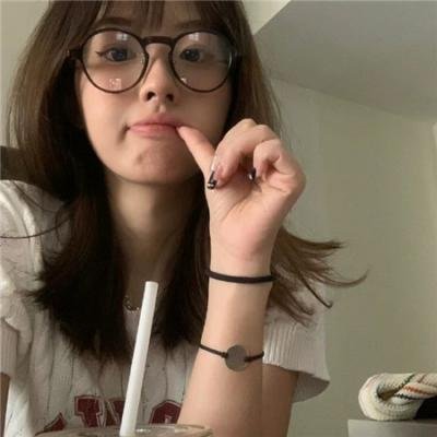 穿黄睡衣的女孩